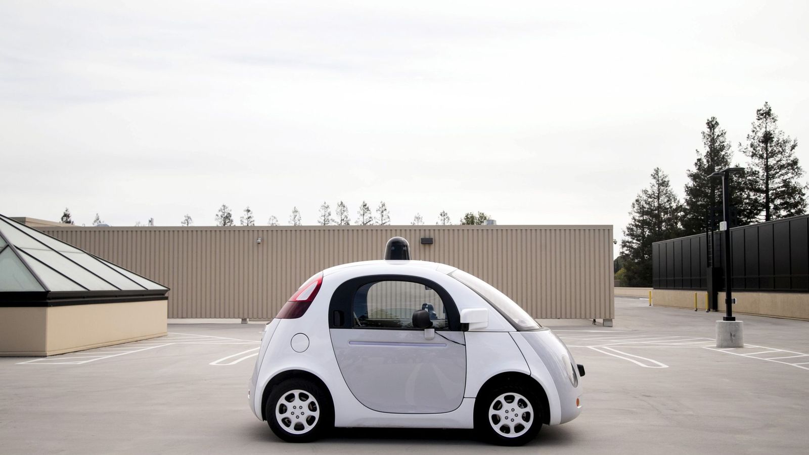 Foto: El coche autónomo de Google analiza el entorno con una tecnología diferente a la de Tesla. (Reuters)