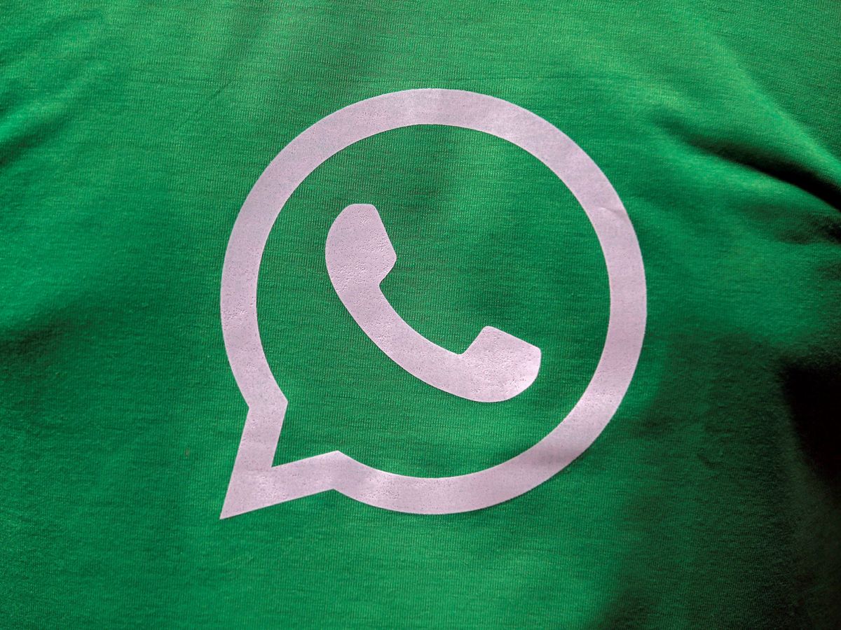 Foto: Logo de WhatsApp en una camiseta. (Reuters)