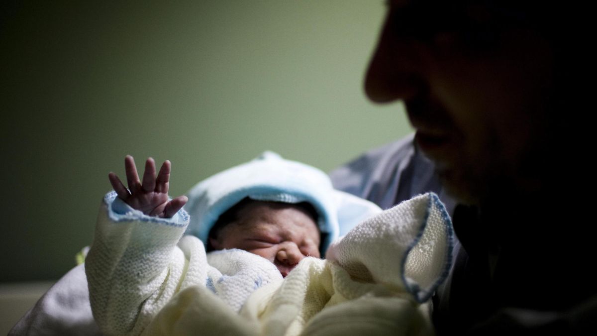 El drama de la natalidad en España: las madres con menos hijos y más edad