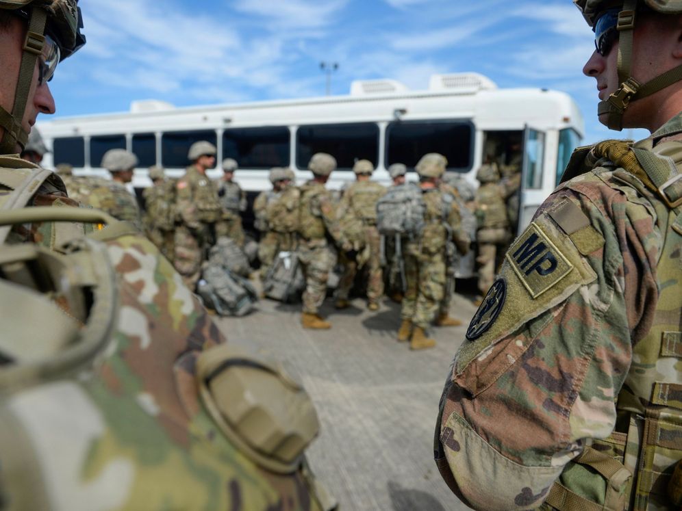 Foto: Soldados estadounidenses llegan al aeropuerto internacional Valley, en Harlingen, Texas. (EFE)