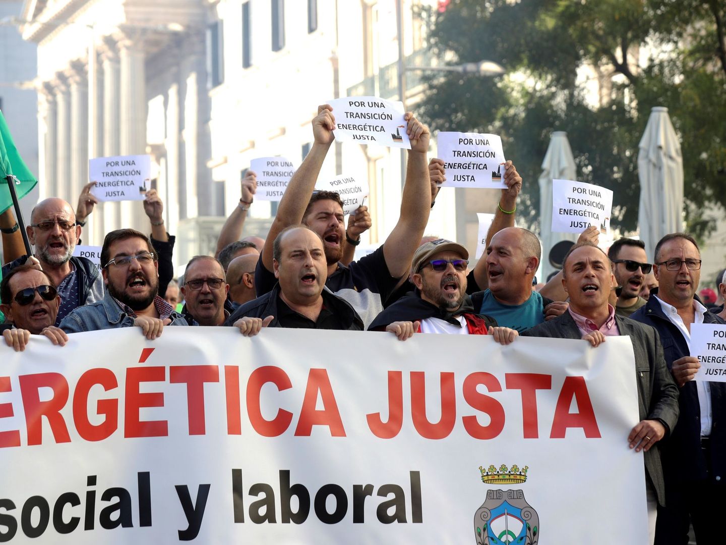 Trabajadores de la central térmica gallega, Endesa As Pontes, se manifiestan en Madrid. (EFE)