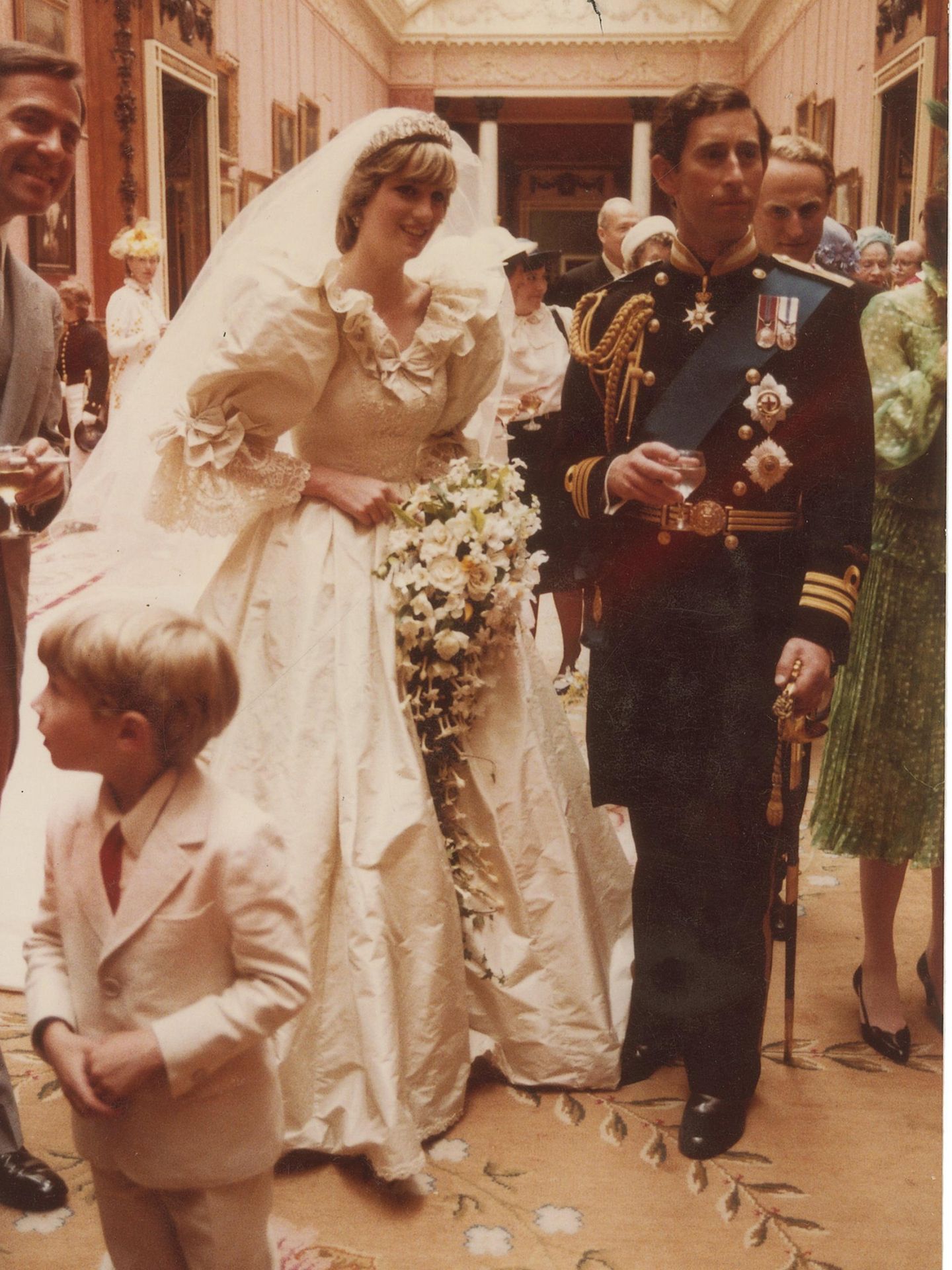 Fotografía de Diana de Gales y el príncipe Carlos, el día de su boda. (EFE)