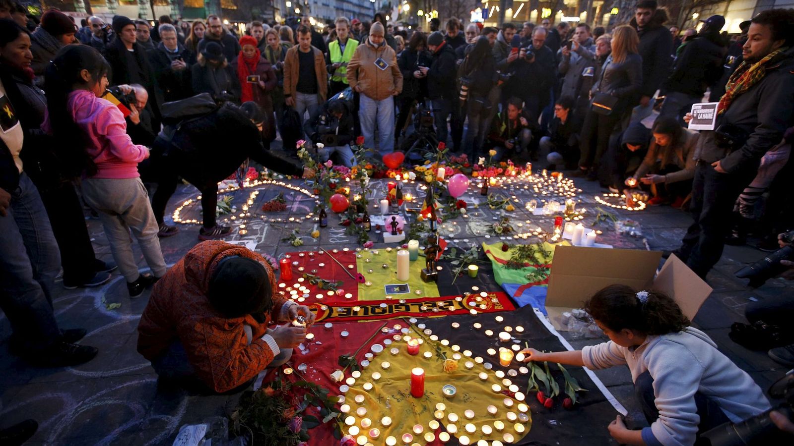 Foto: Belgas durante un homenaje improvisado a las víctimas de los atentados de Bruselas, en la capital belga, el 22 de marzo de 2016 (Reuters).