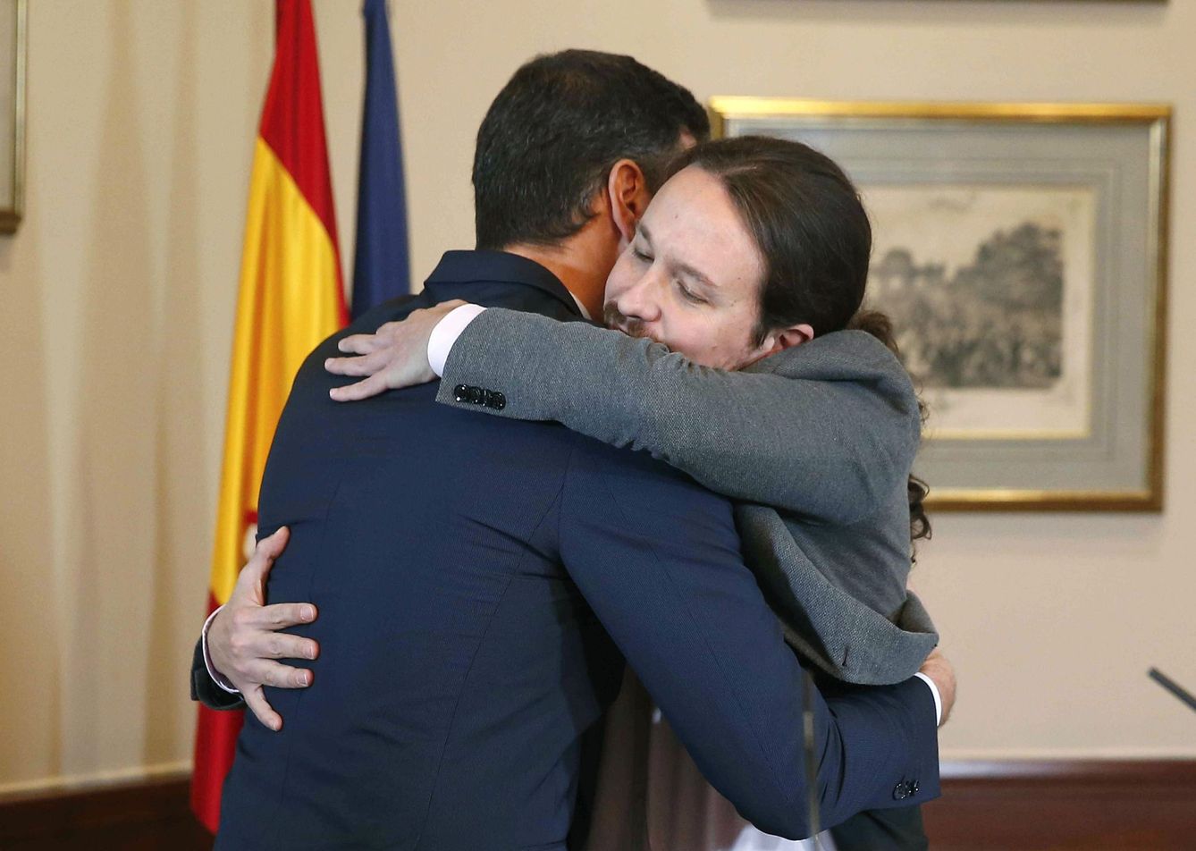 Pedro Sánchez y Pablo Iglesias se abrazan tras firmar el preacuerdo. (EFE)