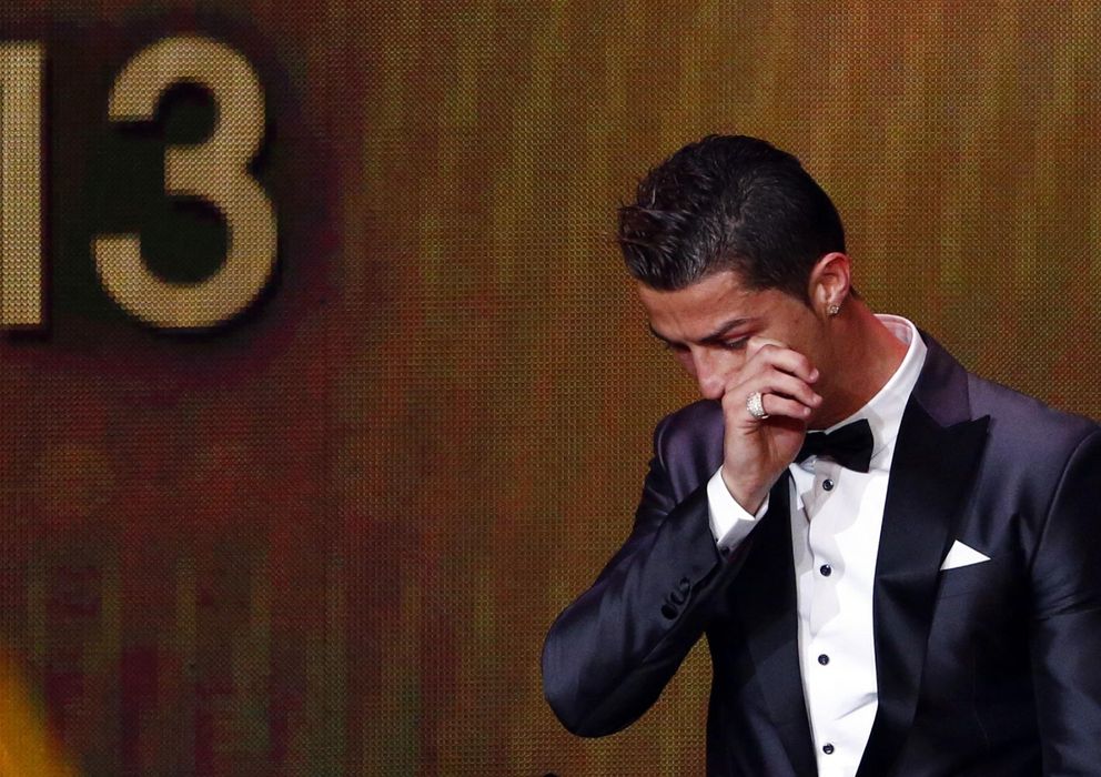 Foto: Cristiano Ronaldo, emocionado tras recibir el Balón de Oro (Reuters). 