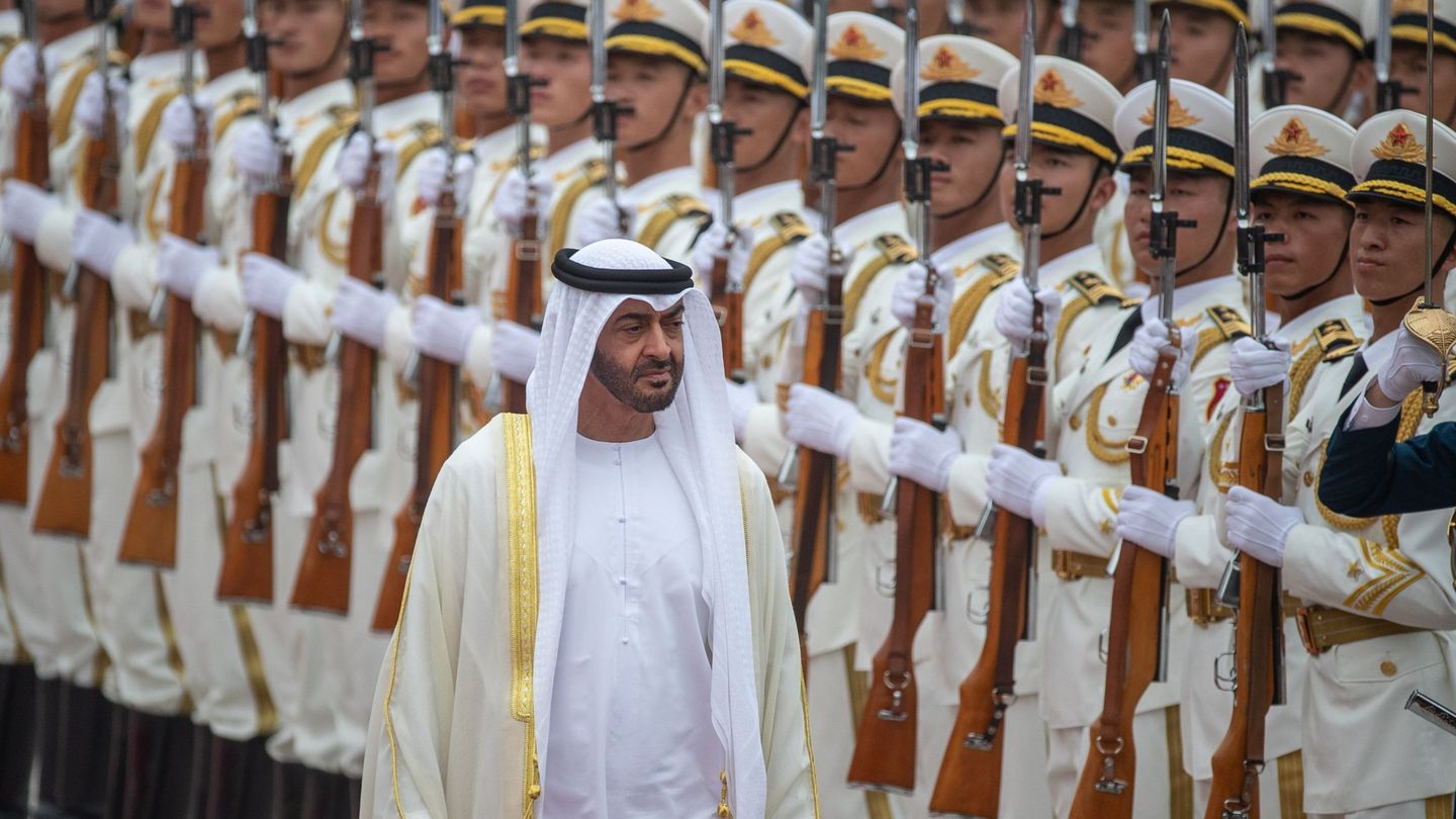 El príncipe heredero de Abu Dabi, el jeque Mohamed bin Zayed al Nahyan (c), pasa revista a la guardia de honor. (EFE)
