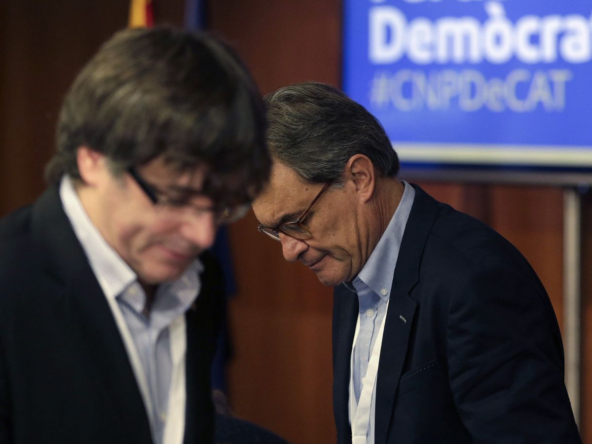 Foto: Los expresidentes de la Generalitat Carles Puigdemont (i) y Artur Mas. (EFE)