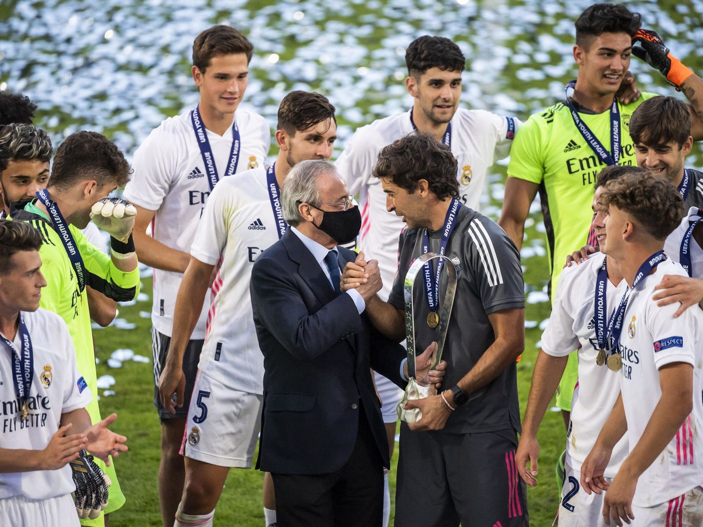 Florentino Pérez felicita a Raúl, con los canteranos presentes, en la final de la Youth League. (Efe)