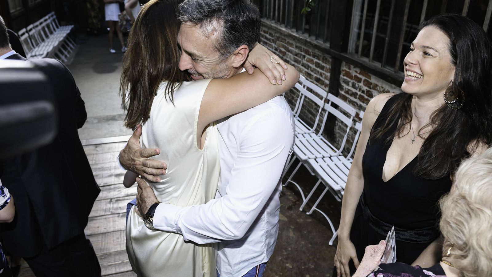 Foto:  Daniel abraza a su hija Pauline, ante la mirada de su mujer. (Getty)