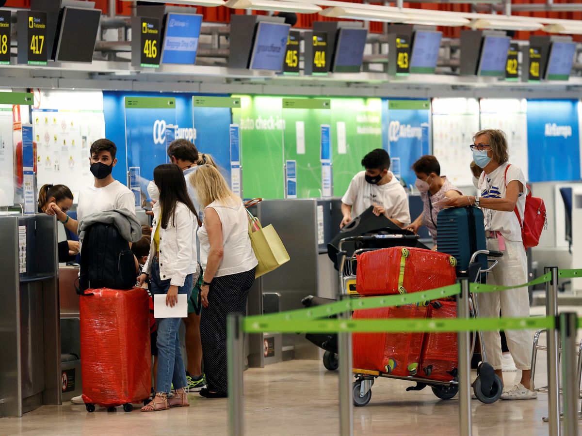 Foto: Viajeros en el aeropuerto Adolfo Suárez Madrid-Barajas. (EFE)
