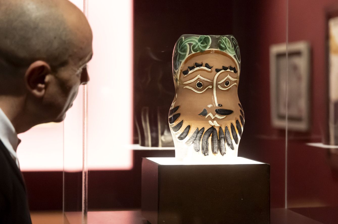 Una persona observa la obra 'El barbudo', de Pablo Ruiz Picasso, en la exposición de Málaga. (EFE/Daniel Pérez)
