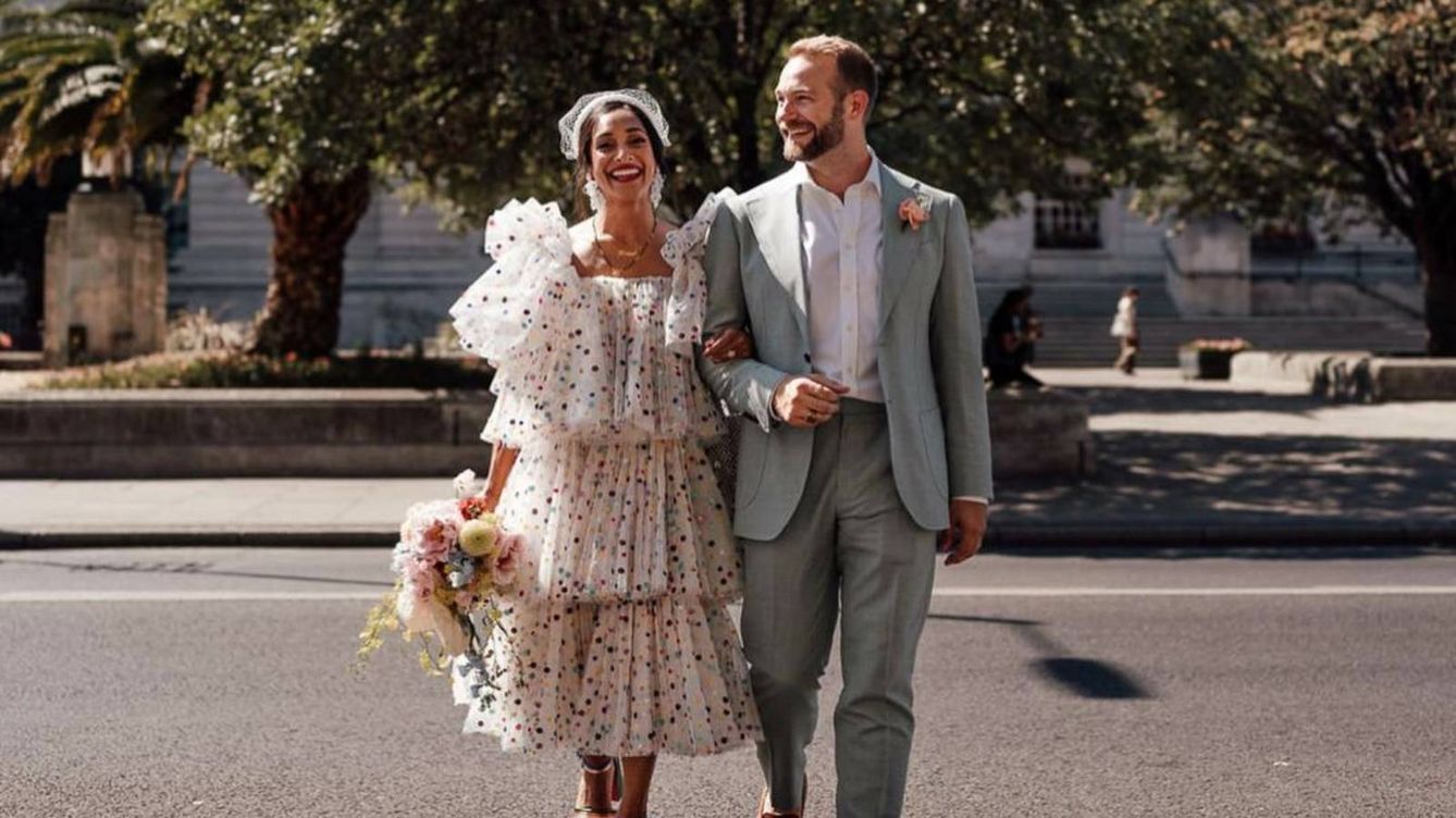 Inspírate con la boda más colorida: vestido de tul, velo de abeja y flores pastel