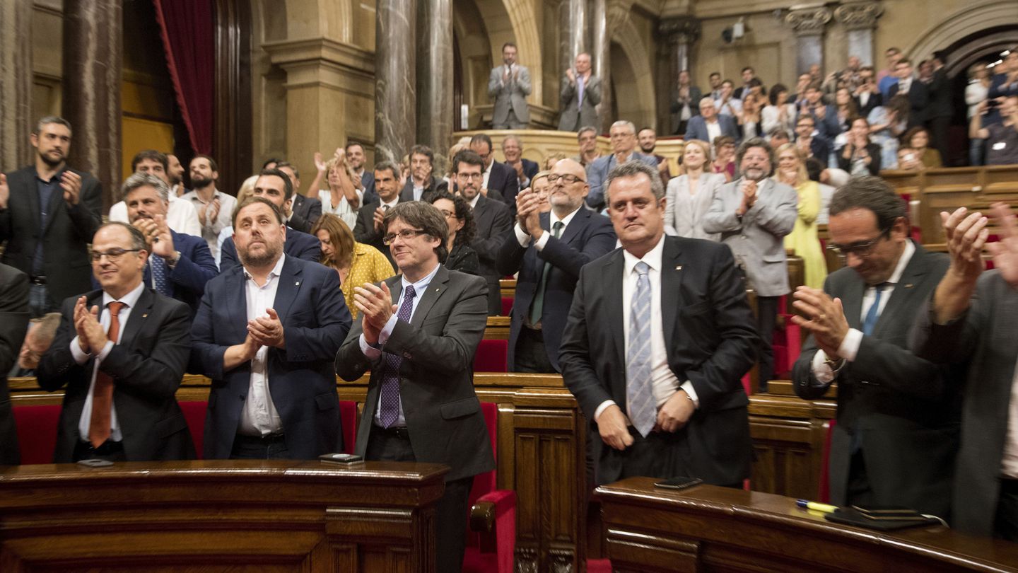 Los diputados aplauden tras la aprobación la Ley de Transitoriedad Jurídica, en el Parlament. (EFE)