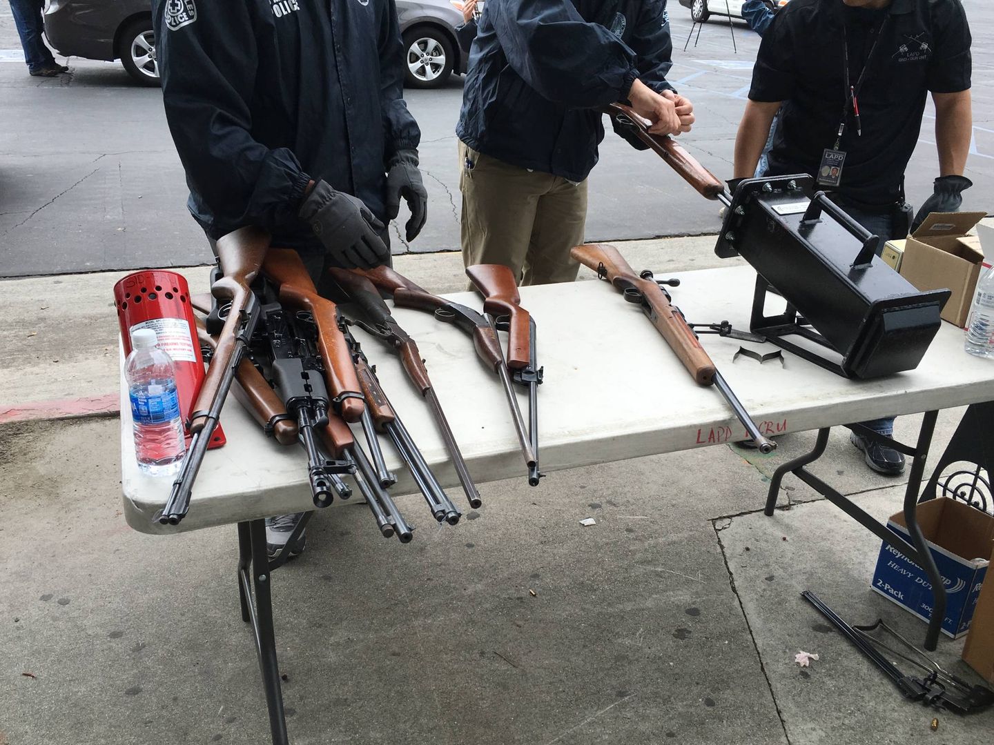 Armas entregadas voluntariamente que los agentes clasifican en una mesa (Foto: Eva Catalán).