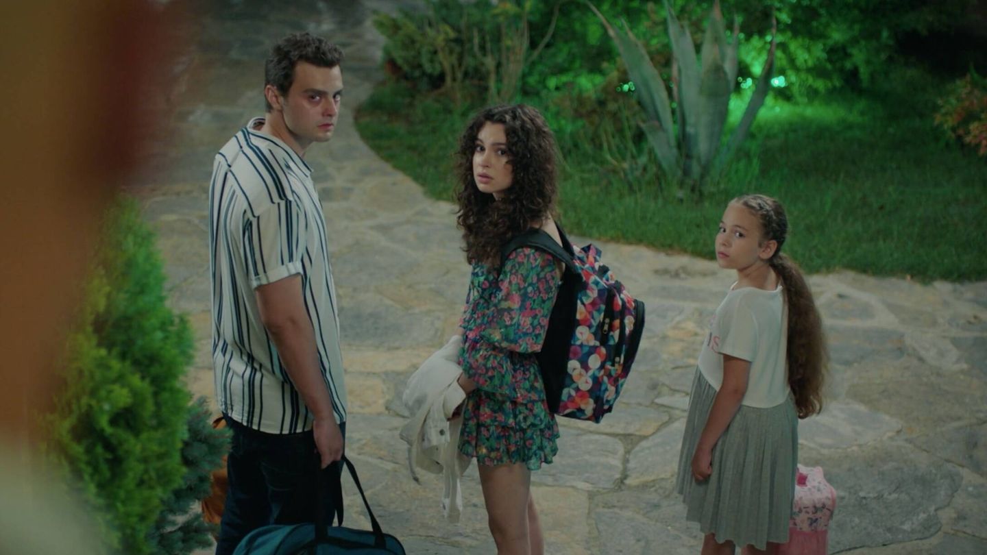 Ömer, Asiye y Emel, echados de la mansión de Sevgi en el episodio del pasado martes de 'Hermanos'. (Atresmedia)