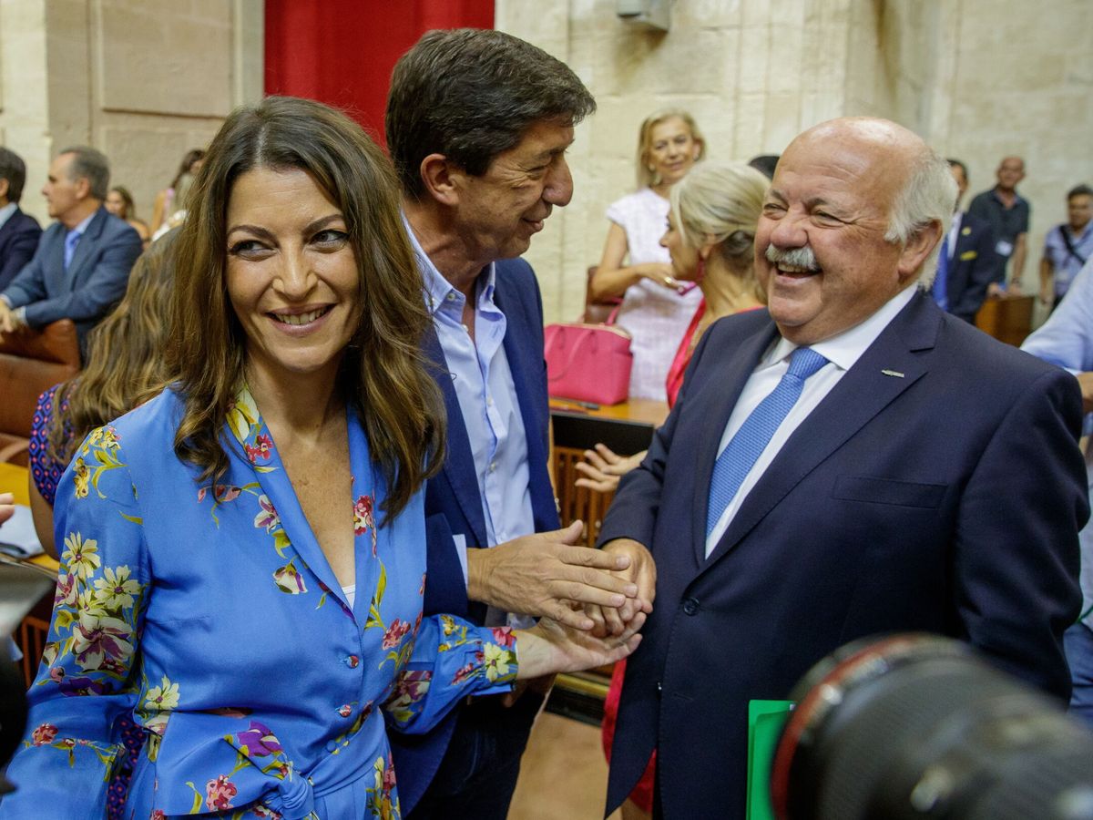 Foto: Macarena Olona, en el salón de plenos del Parlamento andaluz, en presencia de Juan Marín y Jesús Aguirre. (EFE/Julio Muñoz)