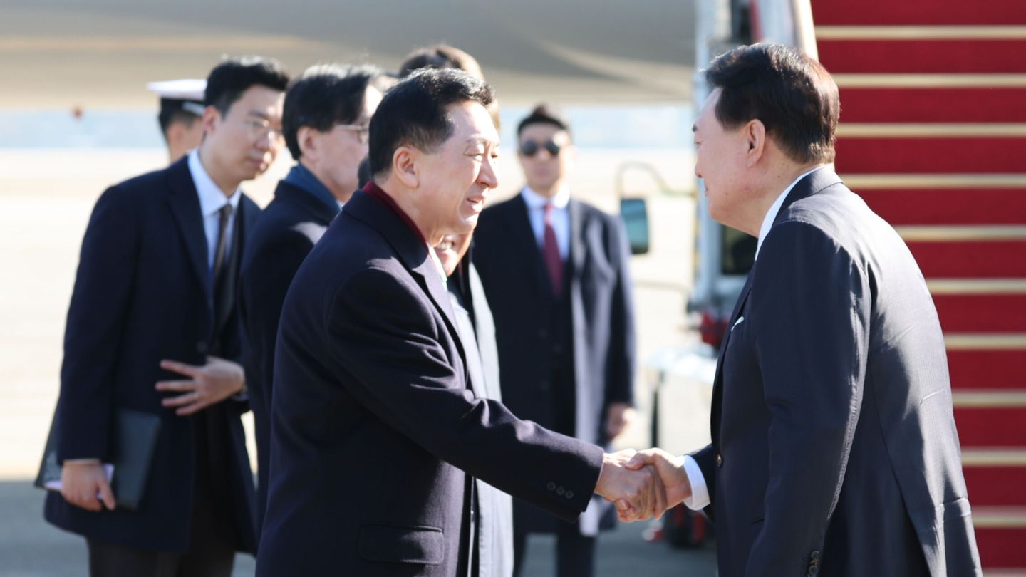 El presidente de Corea del Sur, Yoon Suk-yeol (derecha), en el momento de iniciar su viaje a Londres. (EFE) 