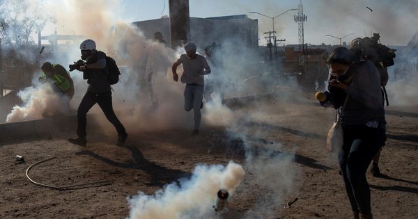 Foto: EEUU usa gases lacrimógenos para disperarsar a inmigrantes en la frontera con México. (Rueters)