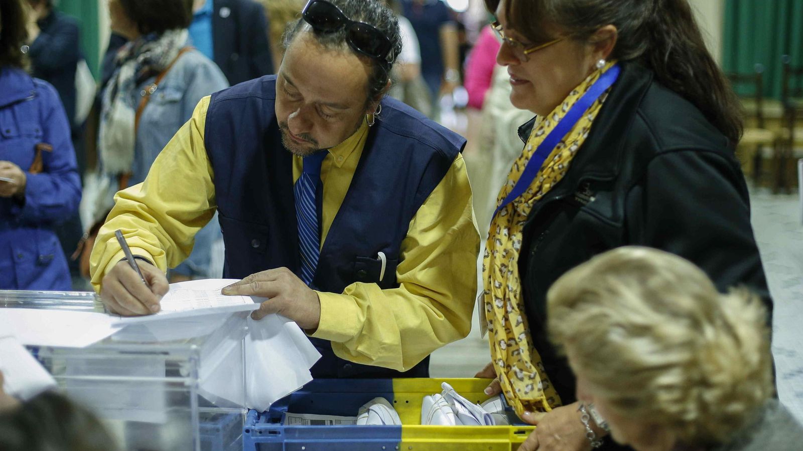 Foto: Llegada del voto por correo a un colegio electoral. (Efe)