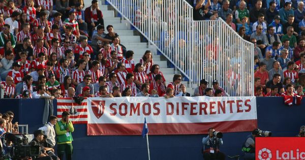 Foto: Aficionados del Athletic, en el campo del Leganés. 