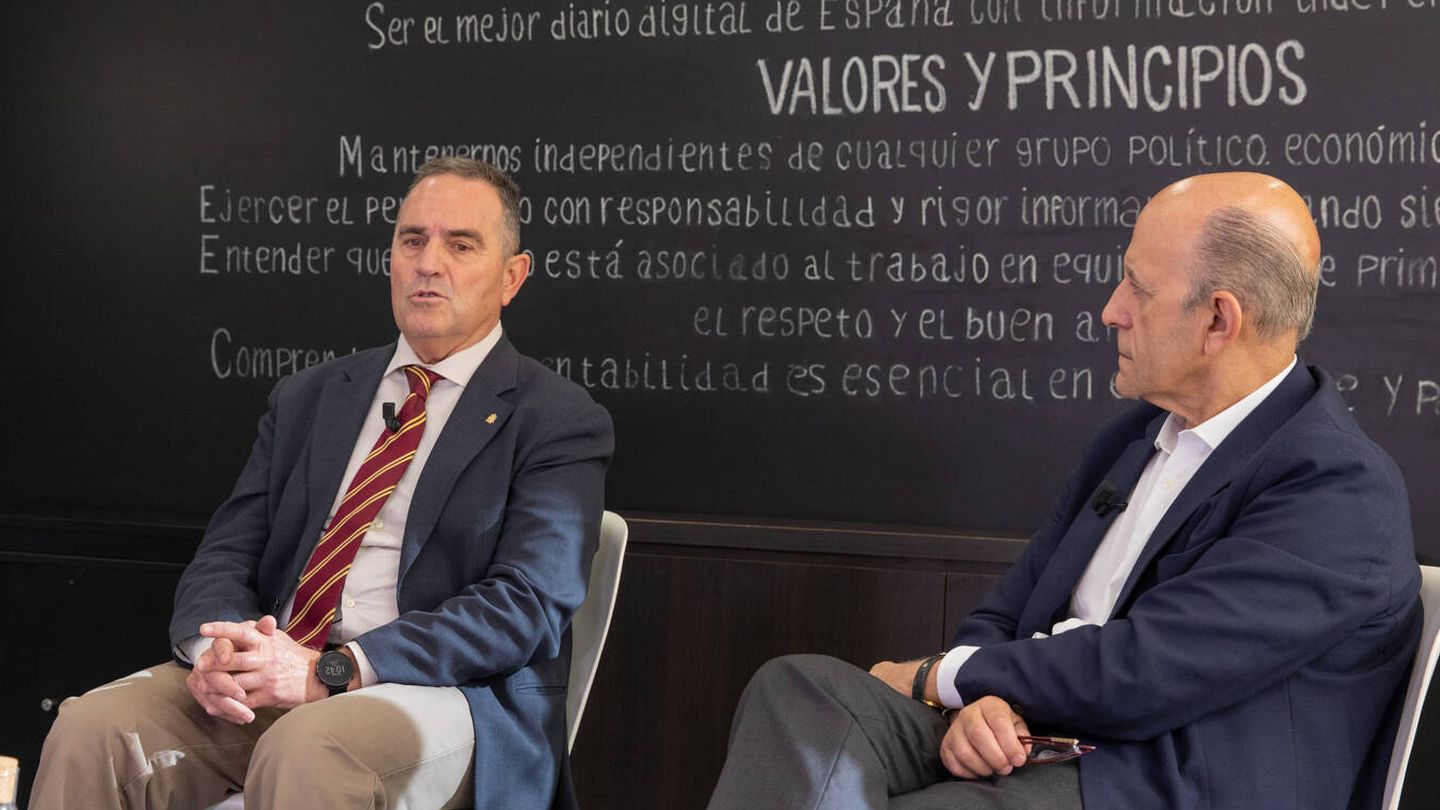 Francisco José Gan Pampols, teniente general del Ejército de Tierra, y José Antonio Zarzalejos, periodista y responsable de Relaciones Institucionales de El Confidencial.