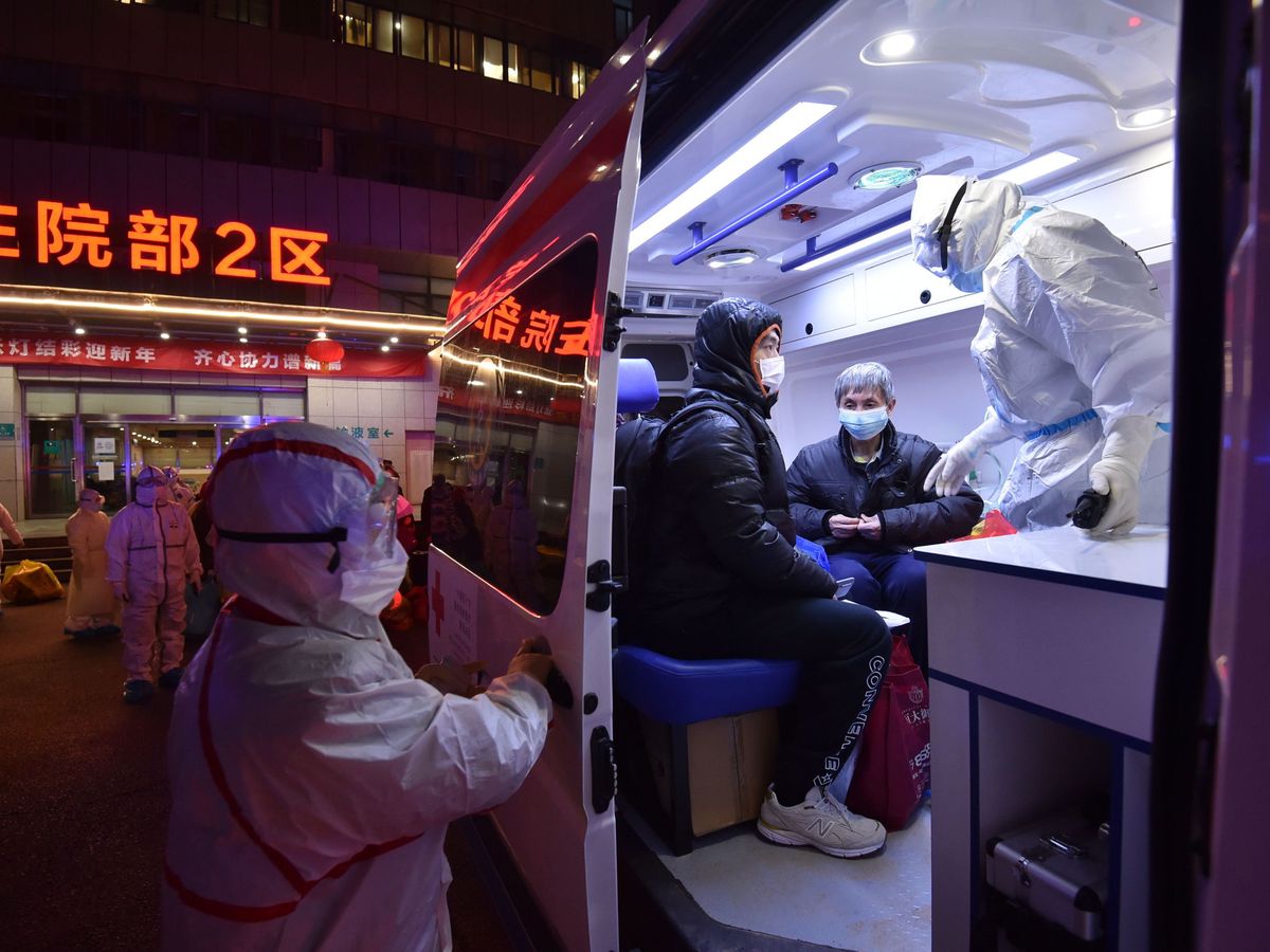 Foto: Ambulancias en Wuhan, en marzo (EFE)