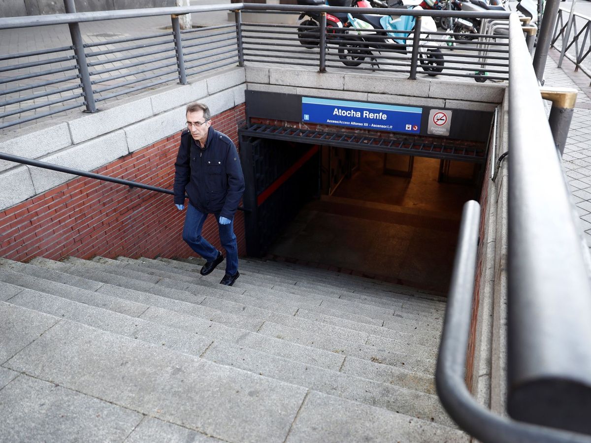 Foto: Un hombre sale de la estación de metro de Atocha Renfe en Madrid. (EFE/Mariscal)