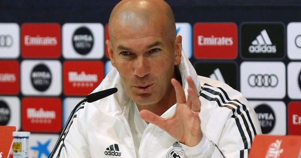 Foto: Zinédine Zidane da explicaciones antes del último partido de Liga contra el Betis en el Bernabéu. (Efe)