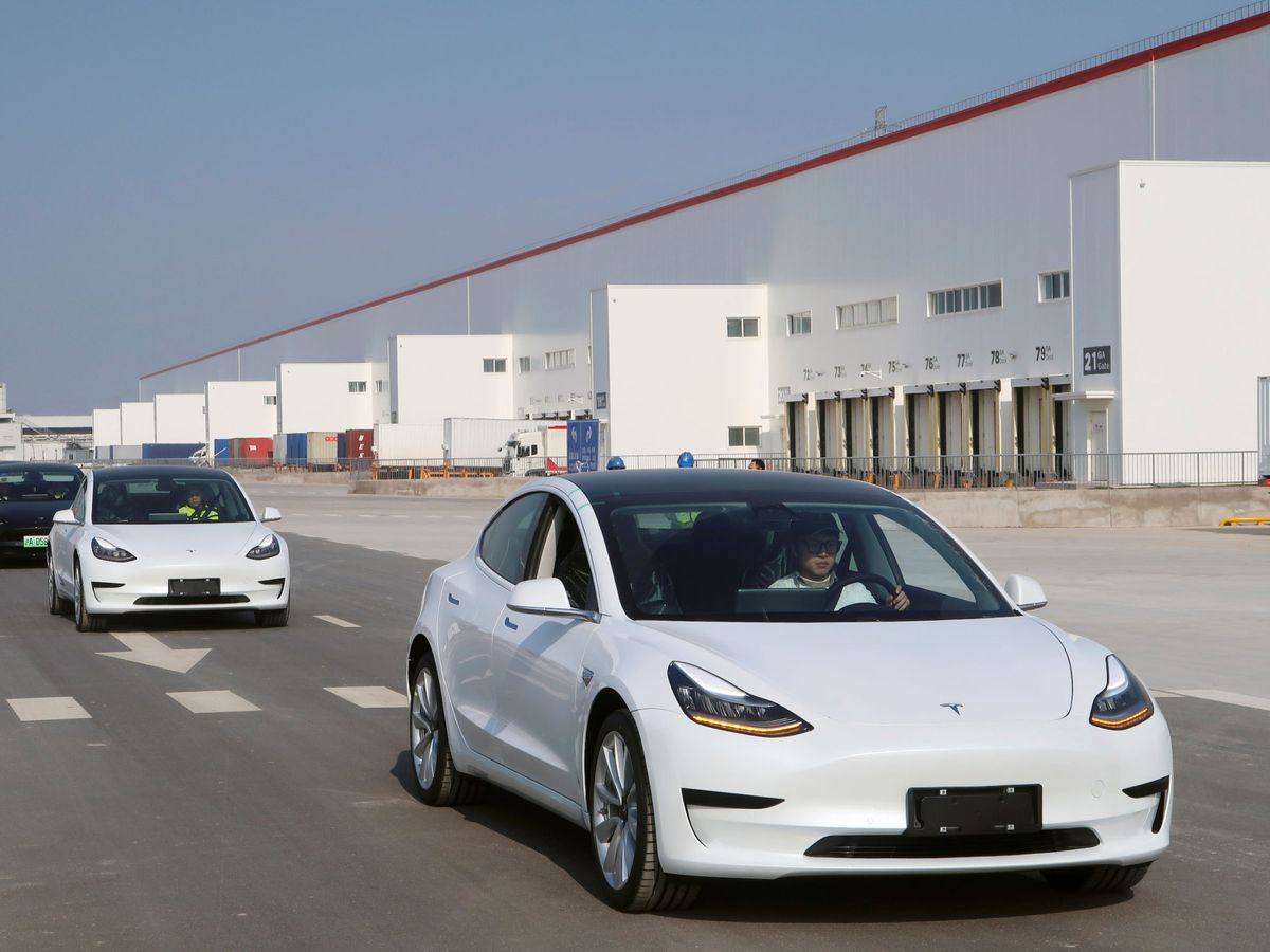 Foto: Los primeros Model 3 salidos de la fábrica de Tesla en Shanghái. (Reuters)