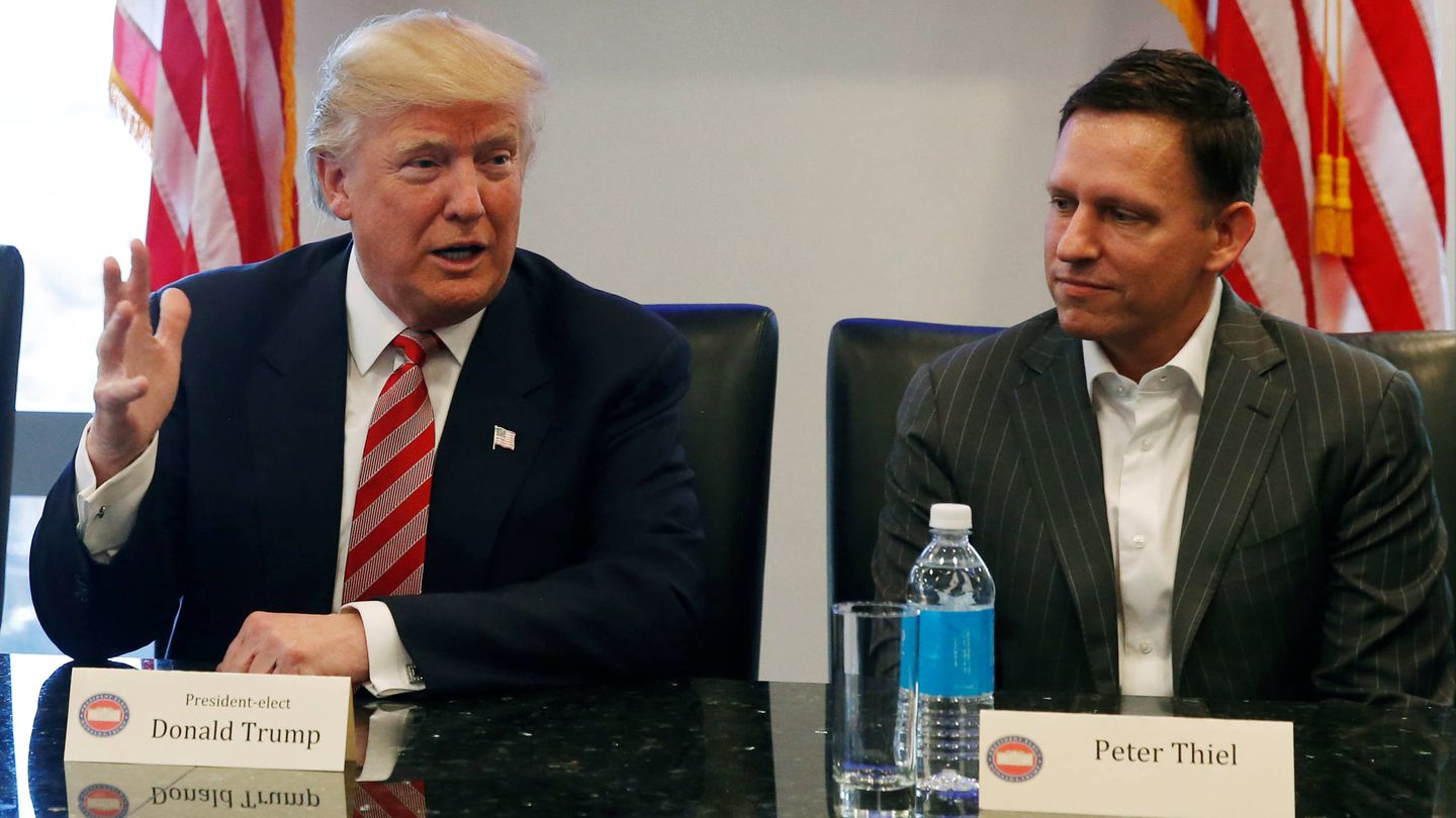 Donald Trump habla y Peter Thiel, cofundador de PayPal y miembro del consejo de Facebook, escucha. Thiel fue el único alto directivo de Silicon Valley que apoyó activamente a Trump durante la campaña. (Reuters)