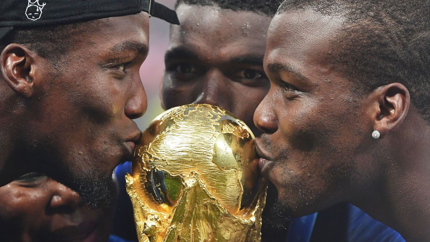 Paul Pogba celebra la Copa del Mundo junto a sus dos hermanos. (EFE/Peter Powell)