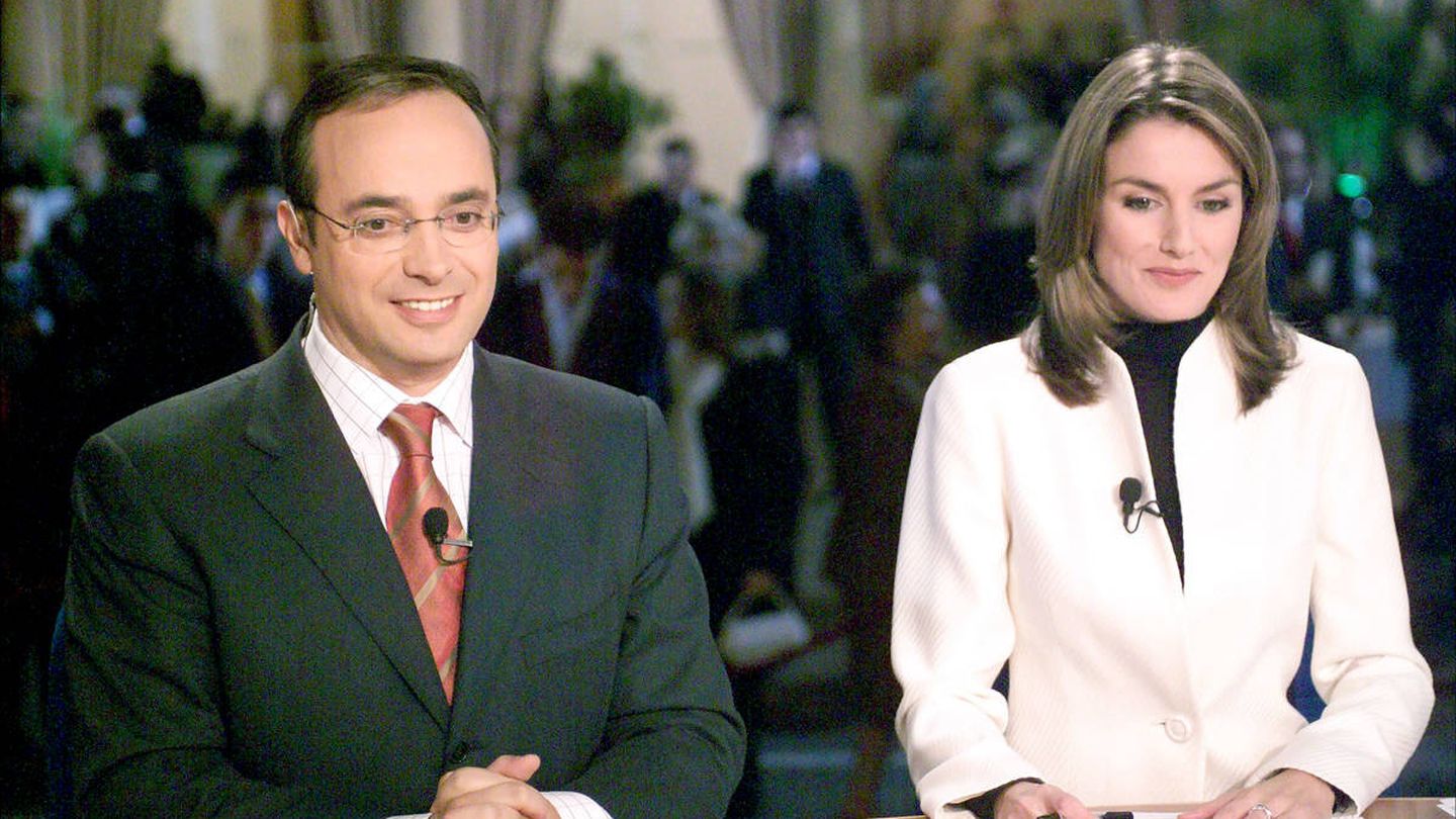 Alfredo Urdaci presenta el telediario junto a doña Letizia en 2003. (Cortesía RTVE)