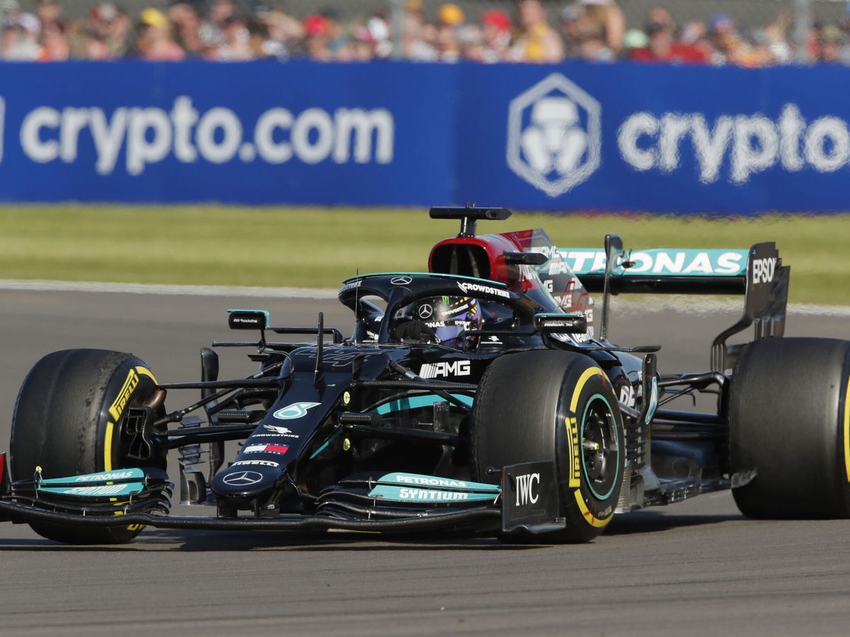 Foto: Lewis Hamilton, piloto de Mercedes, con publicidad de Crypto a su espalda. (REUTERS/Anfrew Couldridge)