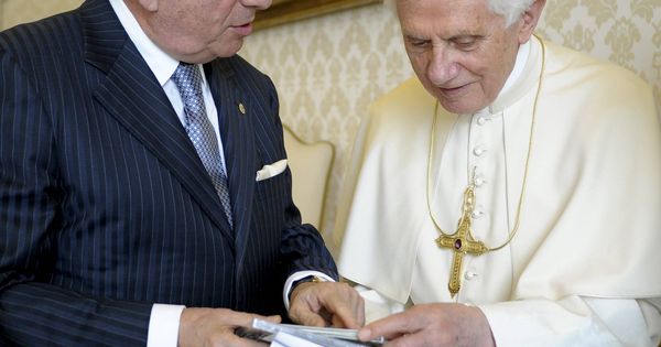 Foto: El exalcalde Paco Vázquez junto a Benedicto XVI. (EFE)