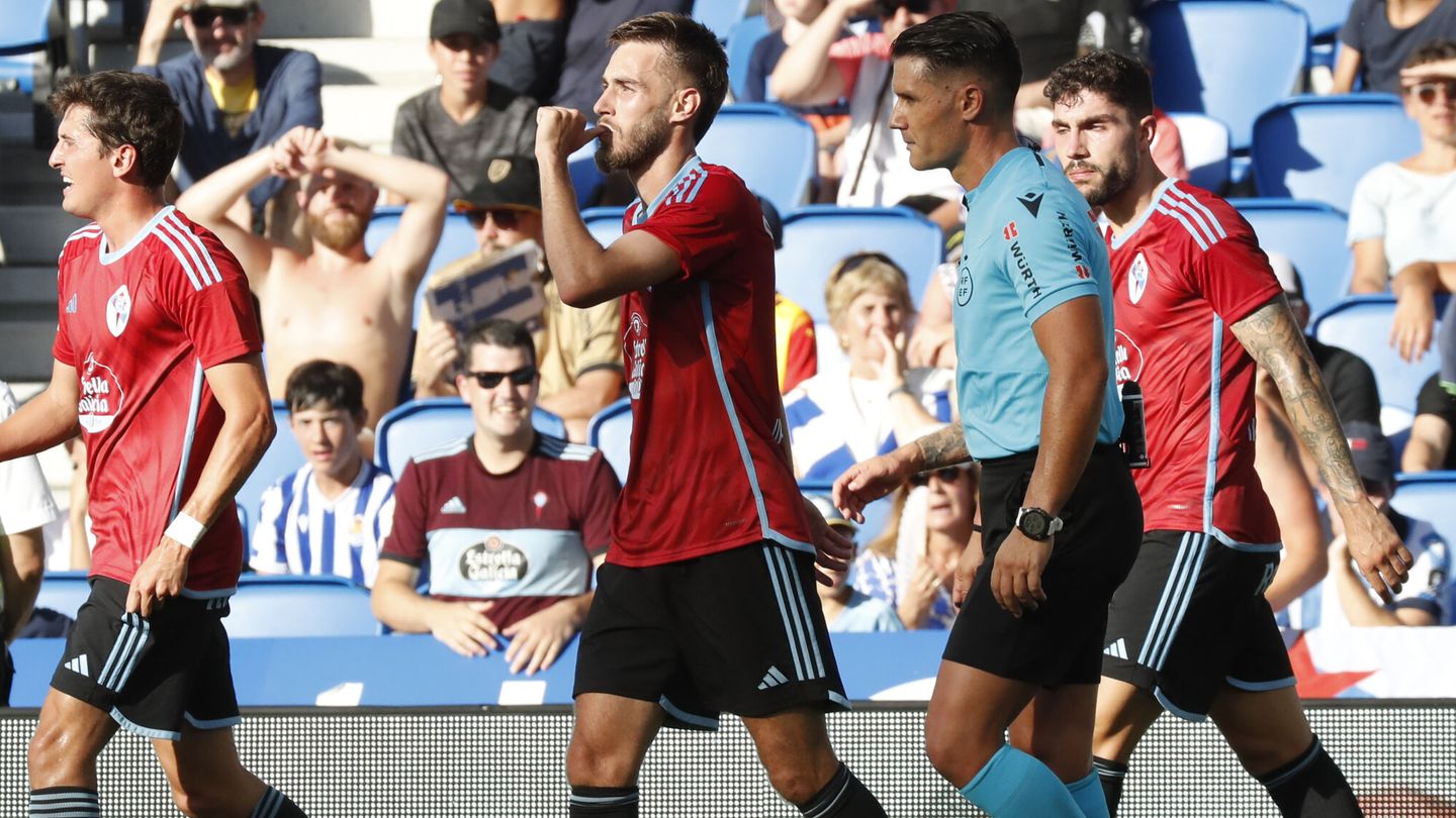 Óscar Mingueza celebra el gol del empate ante la Real Sociedad. (EFE/Juan Herrero).