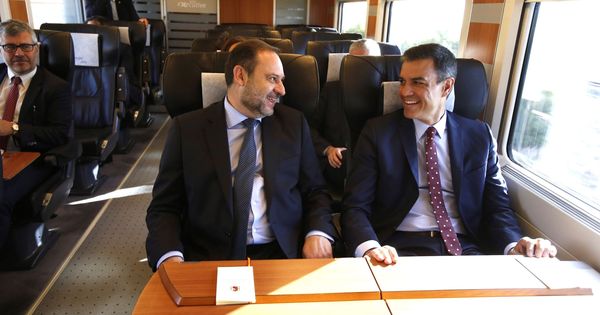 Foto: Pedro Sánchez y José Luis Ábalos, el pasado 25 de junio en la inauguración de la línea de AVE Madrid-Granada. (EFE)