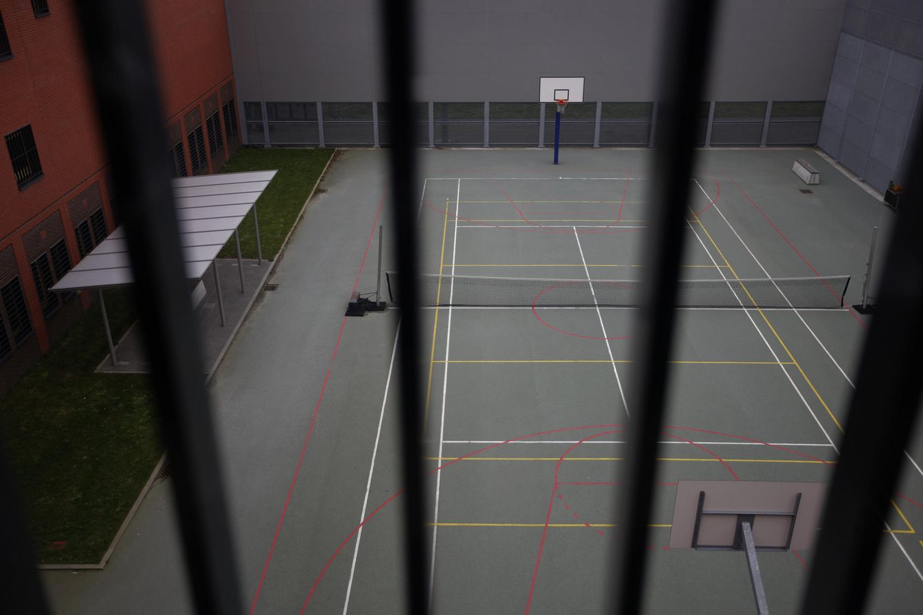 Vista de pistas de tenis y canchas de baloncesto desde una celda del centro de detención del ICTY en La Haya (Reuters).