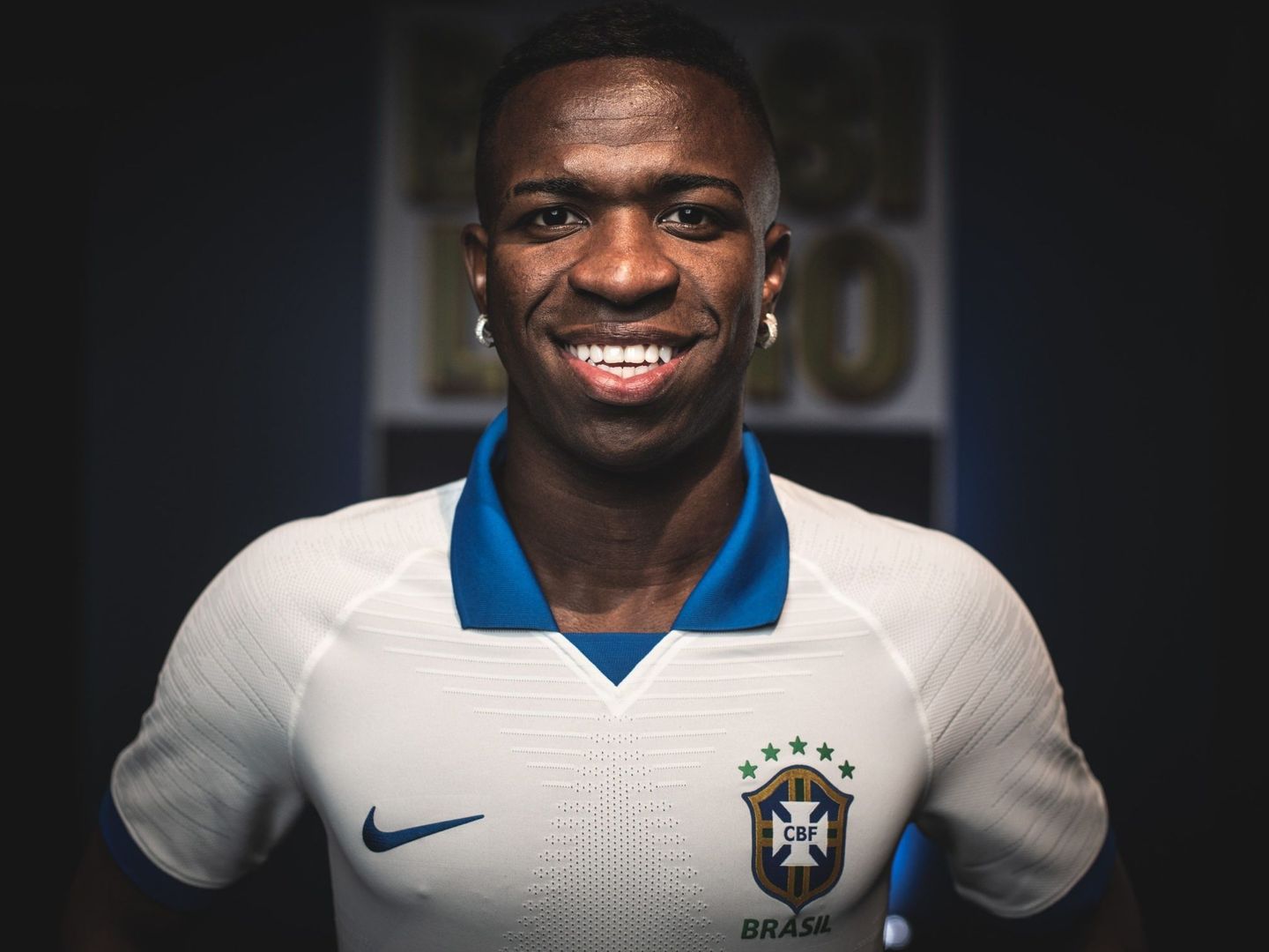 Vinicius fue el elegido para presentar la nueva camiseta suplente de la selección brasileña. (EFE)