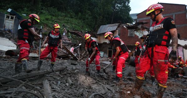 Foto: Los efectivos de emergencias trabajan en el rescate de las víctimas del tifón Lekima.(Reuters)