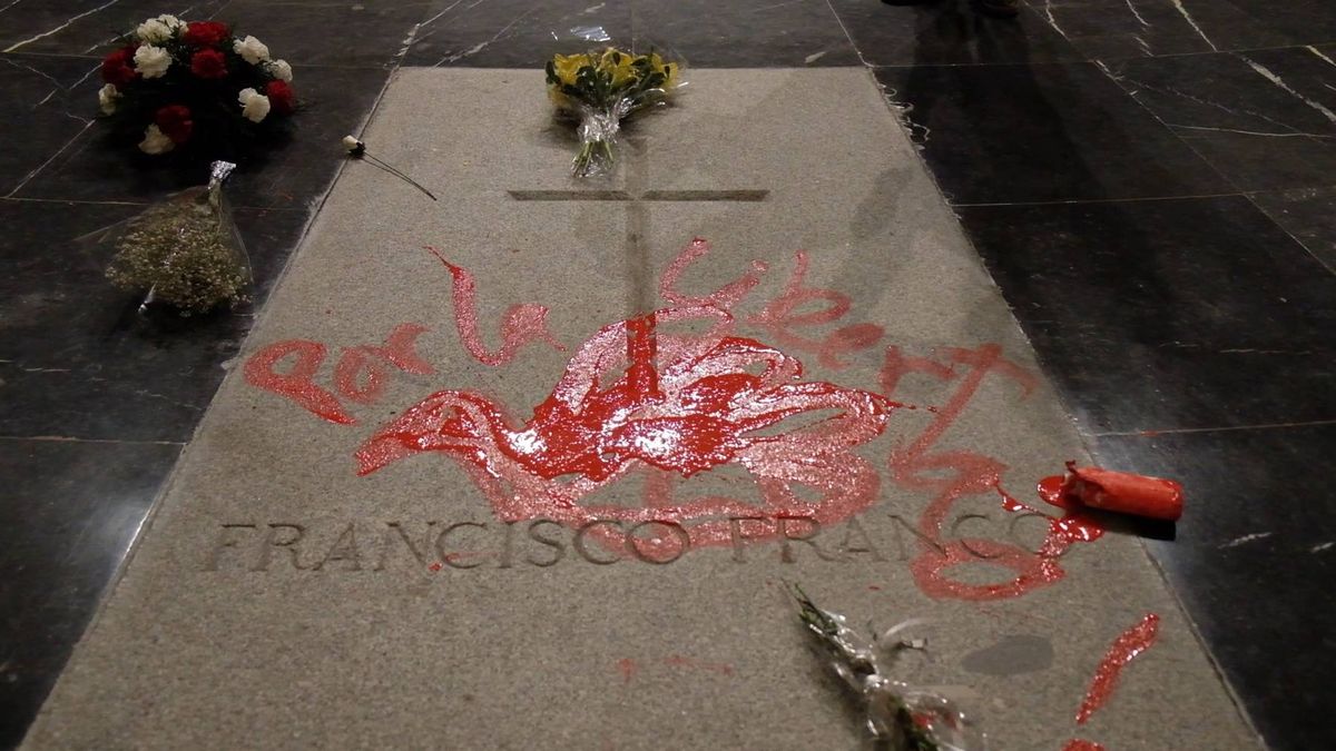 Un hombre profana la tumba de Franco con pintura roja por "matar a mucha gente"