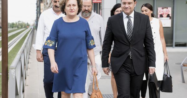 Foto: La asesora judicial Paqui Granados (i) a su llegada a los juzgados de Granada. (EFE)