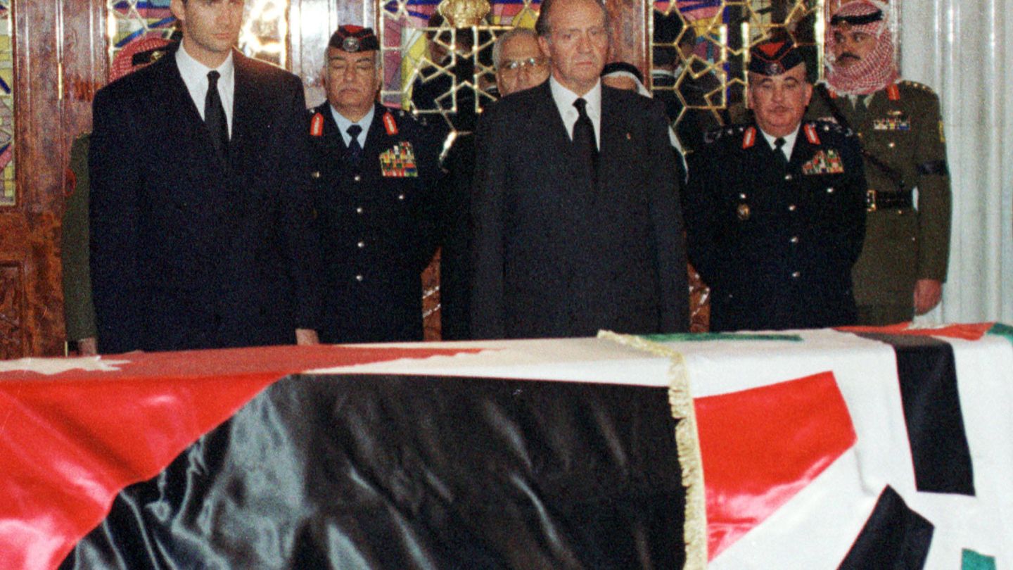 El rey Juan Carlos y el entonces príncipe Felipe, en el funeral de Hussein en Amán.  (Reuters)