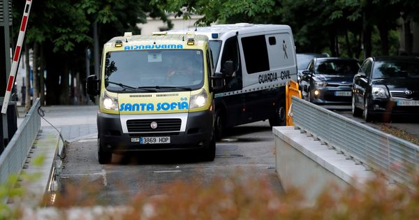 Foto: Un furgón de la Guardia Civil y una ambulancia a su llegada a la Audiencia Nacional. (EFE)