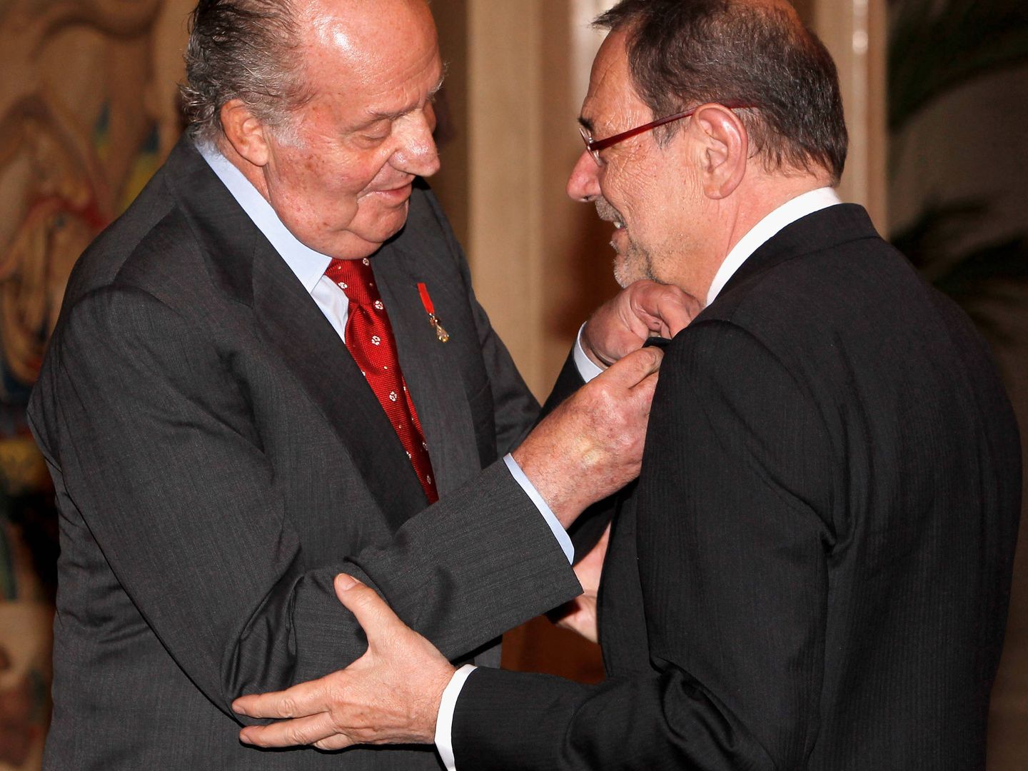  Juan Carlos I impone el Toisón de Oro a Solana. (Getty)