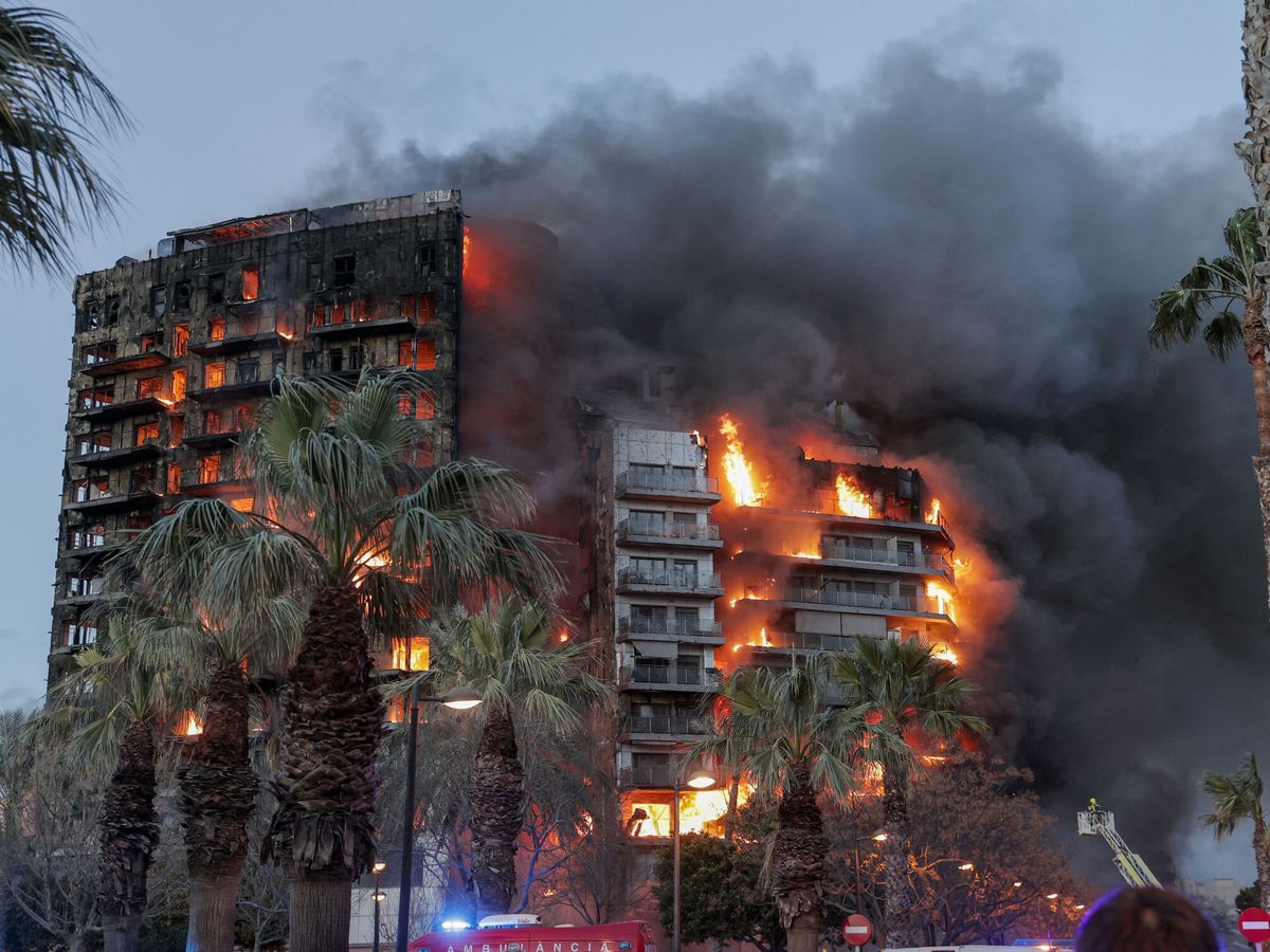 Foto: Vista del edificio en llamas. (EFE/Manuel Bruque)