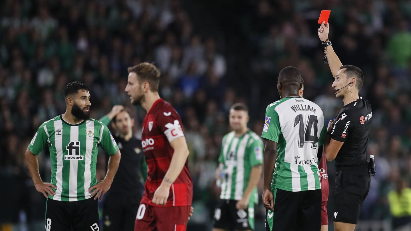 El árbitro Sánchez Martínez muestra la tarjeta roja a Nabil Fekir. (EFE/José Manuel Vidal)