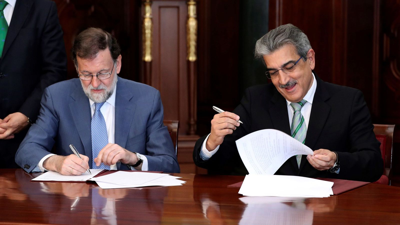 Foto: El presidente del Gobierno, Mariano Rajoy, y el de Nueva Canarias, Román Rodríguez, firman el acuerdo para los PGE. (EFE)