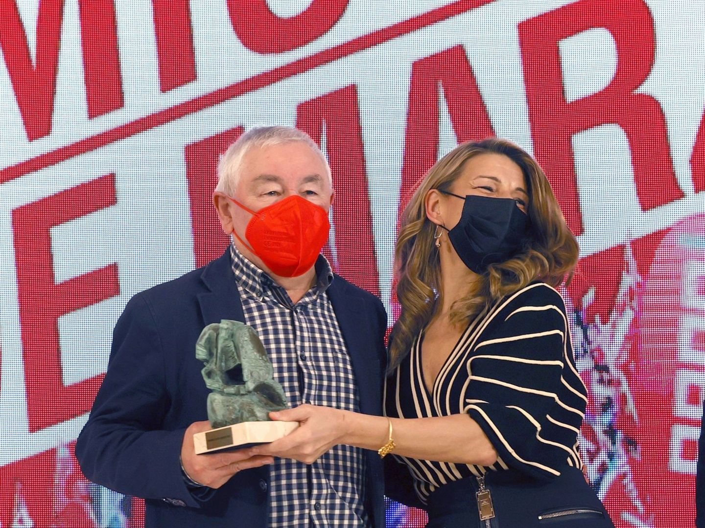 Yolanda Díaz recibe un premio de su padre, Suso Díaz. (EFE)