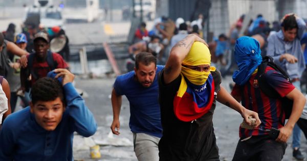 Foto: Manifestantes salen corriendo durante los enfremtamientos con las fuerzas del Gobierno en Caracas. (Reuters)