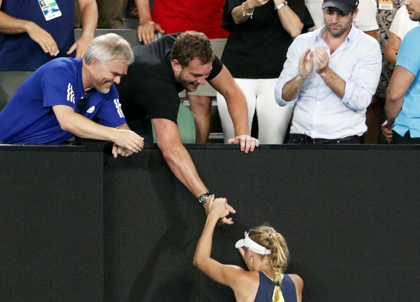 Caroline Wozniacki saluda a su padre, Piotr Wozniacki (i), y a su prometido, el exjugador de baloncesto David Lee (d). (Reuters)